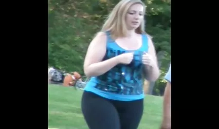 Una rubia madura videos de veteranas arrechas se acuesta y sumerge sus dedos en su l mojado.