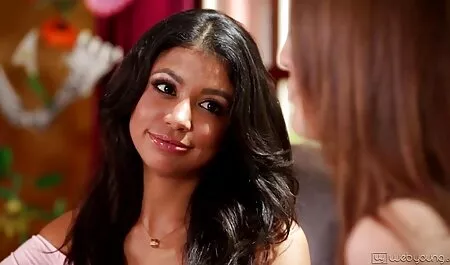 Una chica con tetas pequeñas, suavemente chupando la polla de veteranas folladoras un caballero en la cocina