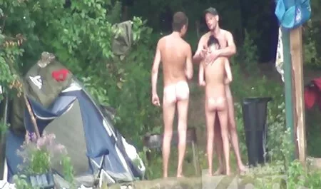 Una joven hermosa chica quitarse su vestido y ansiosamente toma su vagina en el videos veteranas follando sofá