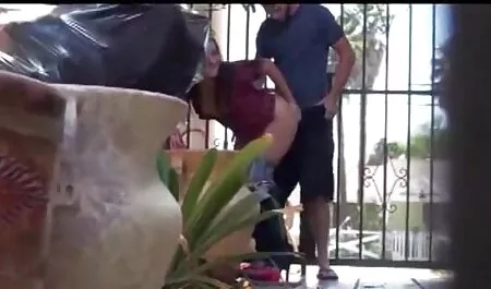 Una joven de Ébano puta en bikini fácilmente encantos de un hombre blanco en el amor y ella videos de veteranas teniendo sexo con él