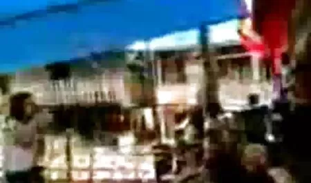 Tres mujeres maduras cachondas follan con un caballero en un sofá de porn maduras amateur cuero y disfrutan