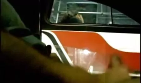 Una mujer audaz con un culo apretado usando una polla en una videos de veteranas teniendo sexo pose de perrito