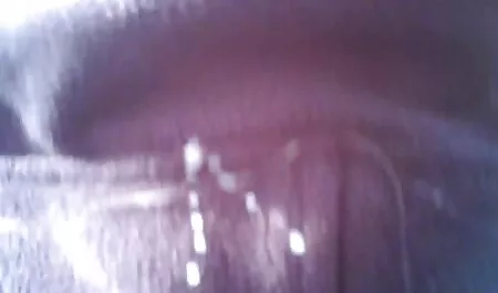 Linda jovencita rubia abrió las veteranas tetonas piernas delante de Asia y ofreciendo sexo