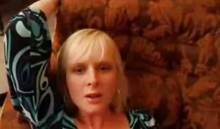 Hermosa joven mujer japonesa levantamiento de kimono veteranas follando gratis y la masturbación con el coño lleno de sus juguetes sexuales