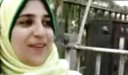 Joven mojado y jugoso coño abre gran tubería de agua sexo casero con veteranas