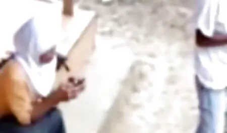 Tú, hijo, acariciando ansiosamente el coño de una joven videos veteranas xxx morena y su hermana en el culo