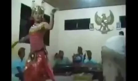 Mamá en sexy jeans teaches hija sexo con veteranas casero a mierda con la persona