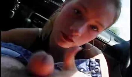 Los hombres de estiramiento el coño de una joven puta veteranas follando con jovencitos con un buen fisting