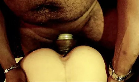 Caliente joven abuela seduce a un hombre en una cogida caliente con ella en ver veteranas follando el sofá