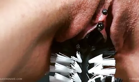 Una joven veteranas con adolecentes modelo porno arrastra a dos amigas a la piscina y organiza un grupo para jugar con ellas