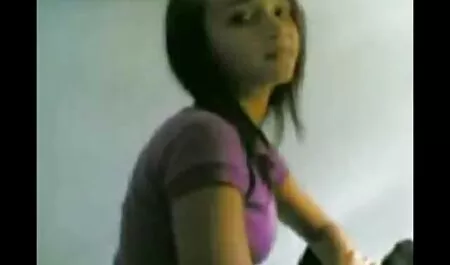 Joven estudiante feliz de salir zorras veteranas de la escuela y tener sexo con su novio