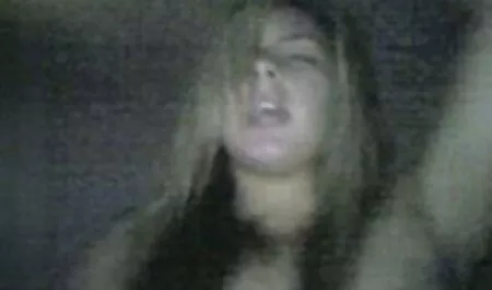 Caliente veteranas fallando y atractiva joven rubia coño corre digitación violencia