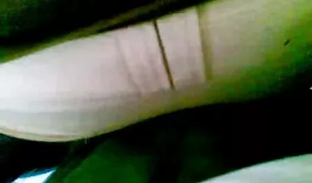 La grasa mujer madura con grandes tetas pellizcar los pezones folladas de veteranas y los labios de su coño