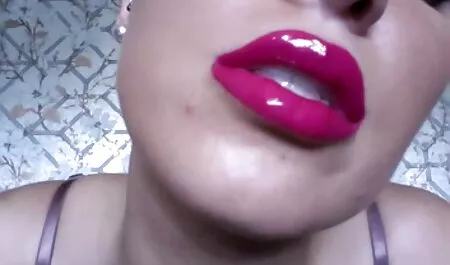 Impresionante chica con húmedo tatuaje a gordas veteranas follando sí mismo en la Casa