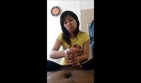 Una joven rubia intenta sorprender a un agente porno en el videos porno de veteranos sexo anal con él