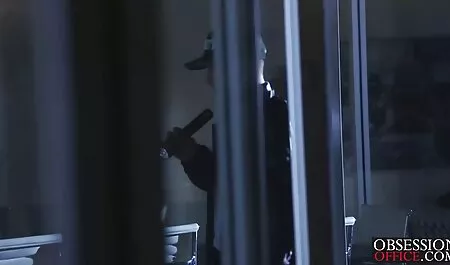 Joven ver videos de porno de veteranas perra haciendo sexo en diferentes agujeros