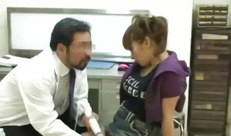 Una hermosa mujer joven en lencería, veteranas en bragas paso a la hermana con su novio al orgasmo