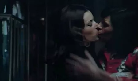 Una joven perra saca un veteranas negras follando vibrador y enérgicamente su hermana L. en la cámara