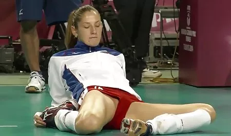 Chica sentada con su botín en la cara veteranas tetudas del padrastro para disfrutar del cunnilingus