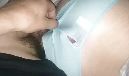 La chica atormenta los agujeros con veteranas culonas cojiendo un vibrador