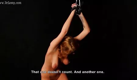 Prostituta en pantalones cortos videos de veteranas gratis de mezclilla prácticas de sexo anal en el baño público