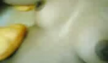 Los dos chicos apretó a una chica Japonesa se desnudó y tomar videos xxx veteranos pollas en todos sus agujeros