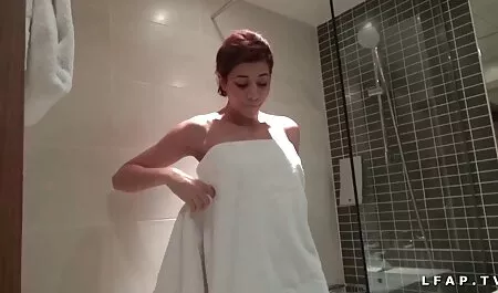 Joven, culo, modelo porno folla con una persona de diferentes maneras veteranas fogosas