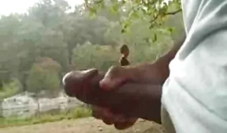 Una joven aficionada está irritada por un concierto en un club nocturno y quiere masturbarse con su veteranasxxx L.