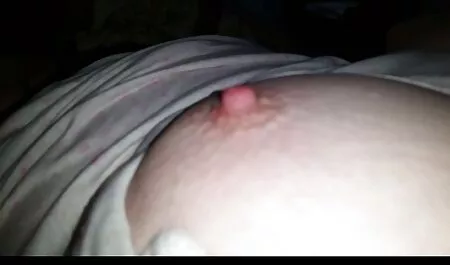 Brutal mierda de un gemido atado chica con una gran polla en todos los agujeros a la derecha en el medio de veteranas gordas desnudas la granja