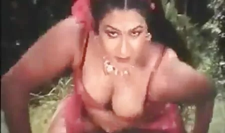 El chico pagado para tener sexo con dos chicas solteras en la tienda videos de veteranas culonas