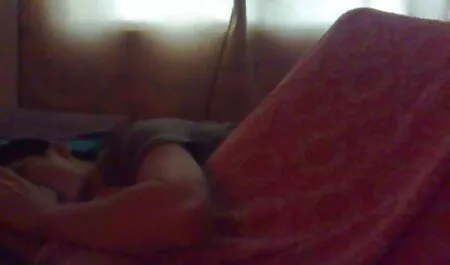 Una videos sexo con veteranas perra abre su coño de par en par con un consolador gigante y frota suavemente el vibrador hasta ella