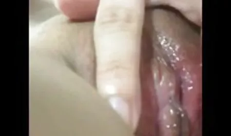 La grasa maduro veteranas amateur xxx ama de casa puesto en escena un striptease en la cámara y folla su coño