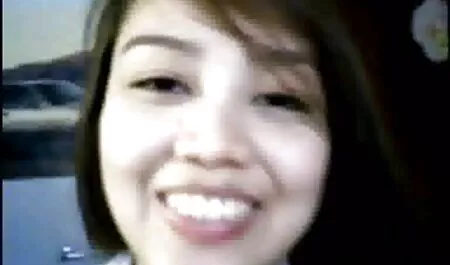 Joven cachonda puta con gafas masturbándose la polla de xvideos veteranas un chico con sus manos