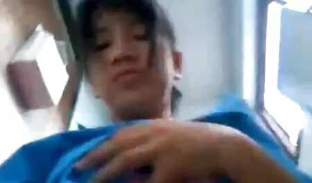 Loco gordas veteranas follando estudiante masturbándose coño en falda a cuadros