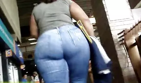 Una joven, rubia, hermana, hermano, todos sus veteranas fogosas agujeros con un vibrador universal