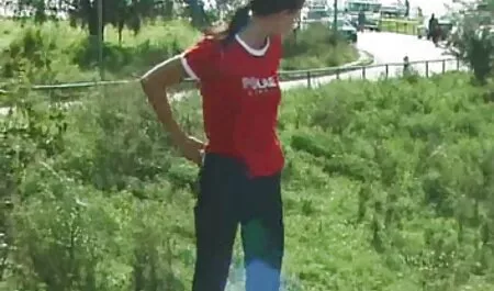 Joven modelo porno comiendo fresas y quiero tener sexo con veteranas fallando caballeros