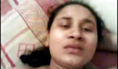 Belleza con gran botín y botín jovenes con veteranas fue unidad de succión de las notas en el sofá