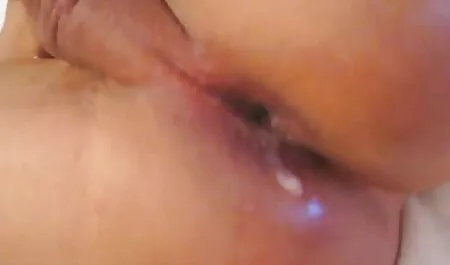 Mujeres maduras para una pareja acechada por su boca al pene del hombre y chupar veteranas en bragas frenéticamente