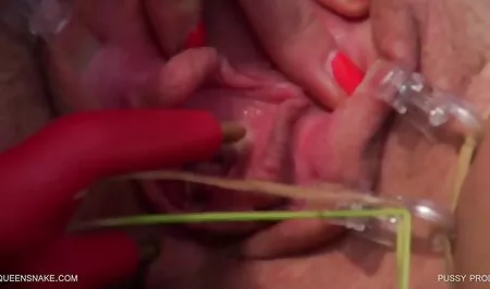 Ébano sopla una gran polla en el coño de una chica joven aún no veteranas masturvandose esposo en la sala de estar