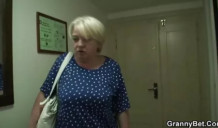 La vagina de una chica joven es un vibrador de inmersión profunda en veteranos porno su