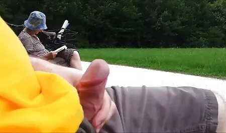 Chica caliente Susie invitar más veteranas culiando profundo en su culo rosa