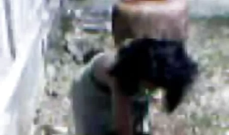 Joven modelo porno Asiático gimiendo en voz alta en la cama porno de veteranos con placer