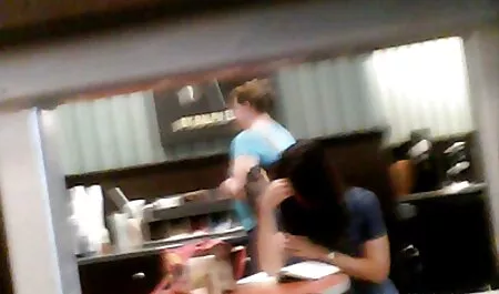 Linda modelo porno está tirando veteranas peludas xxx de una monstruosa polla de caballo