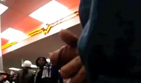 Joven modelo xvideos de veteranas porno divertirse en el sofá con un pequeño vibrador