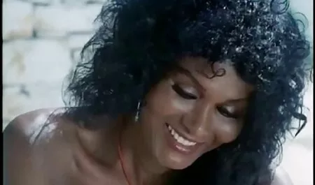 Tres veteranas folando jóvenes depravado lesbianas mierda con vibrador y cunnilingus