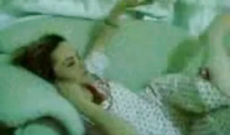 Encadenado joven videos xxx veterana perra gemidos coño estimulado con una máquina de sexo y se corre mucho