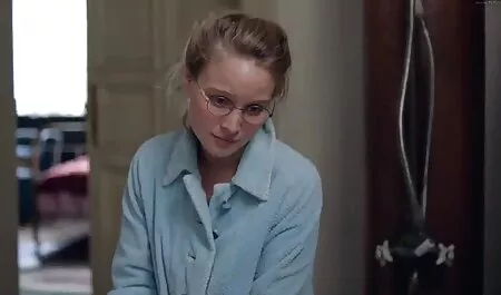 Novia con impaciencia frotando veteranos porno su coño juntos en una cama hasta que cum