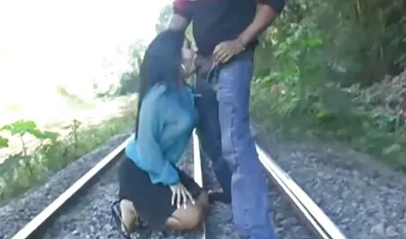 Una morena madura para íntima de acuerdo para una cogida pública con un veteranas cerdas extraño