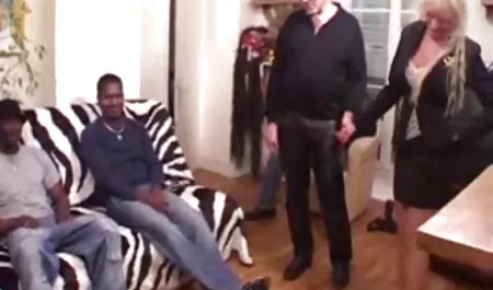 Estrella porno veteranas amateur xxx madura extiende su coño afeitado delante del caballero y le da el ejemplo para follar