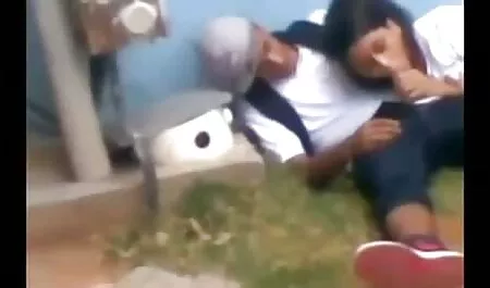El chico trajo a videos caseros con veteranas una niña a la cabaña y la folla con entusiasmo